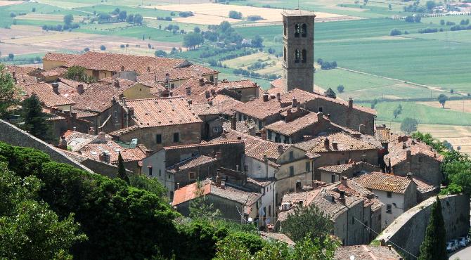 Cortona tour by vintage car and vespa: rent it here!
