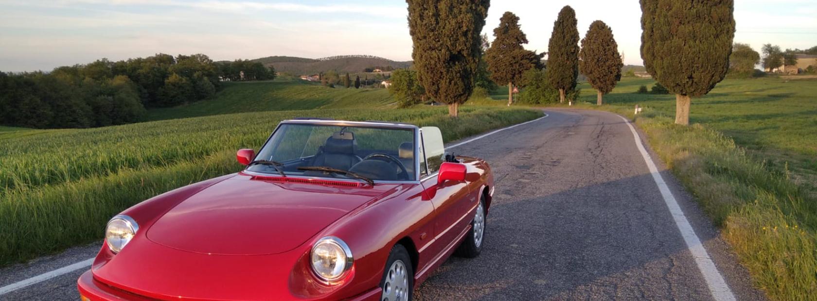 Vintage car rental in Montepulciano: red Duetto Spider Alfa Romeo