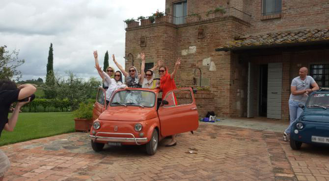 Esplora la Toscana a bordo delle nostre auto d'epoca: tour a Pienza