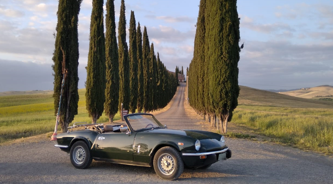Triumph Spitfire spider rental for tours in Valdorcia and weddings